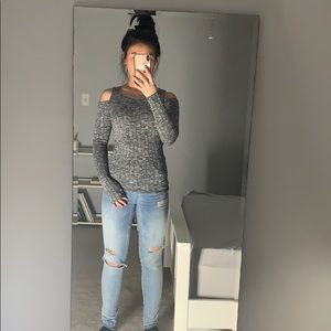 Cold-shoulder Hollister sweater !